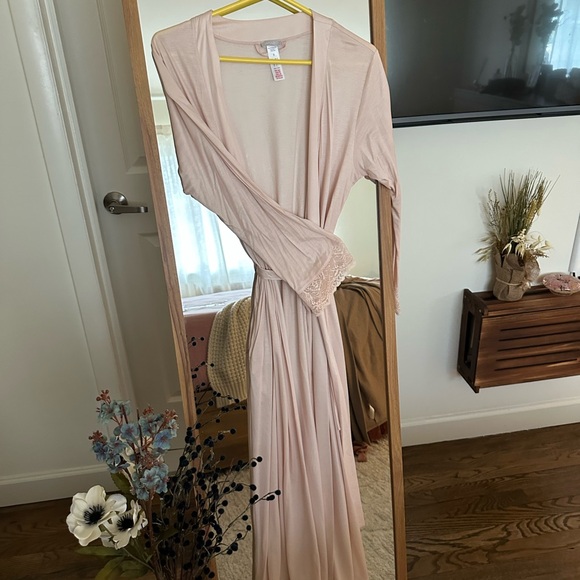 Hanro Pink Lace Trim Robe - Picture 2 of 4